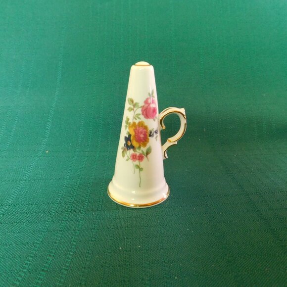 Miniature Porcelain Horn – Hand-Painted Floral Accent with Gold Trim near mint - Picture 1 of 6